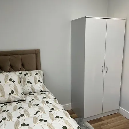Jj Serviced Apartment - Close To Tube Station & Near Central London & Wembley